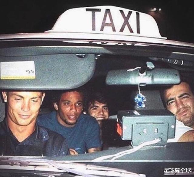 马塞洛▲C罗微笑着准备付钱，卡卡坐在后座开心大笑，司机一脸不耐烦