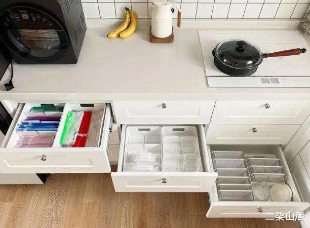 |她家住了4年,厨房台面一层不染!多亏橱柜这么设计,拍下照着装