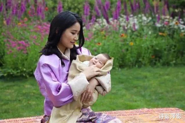 不丹王室曬兄弟合影！4歲小王子懷抱7個月大的弟弟，樂成瞭一朵花-圖5
