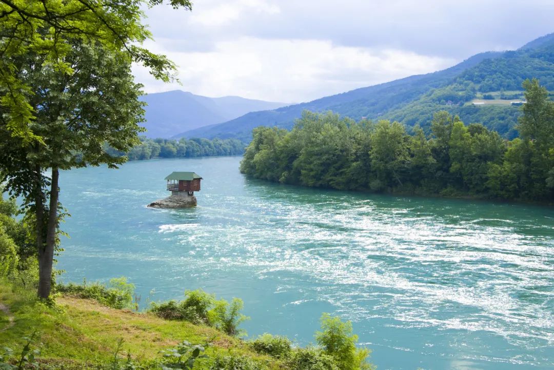 #欧洲#这位含泪求助的总统身后，是首个对中国免签的欧洲国家，美极了！