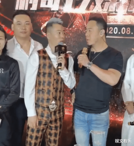 杨坤|48岁杨坤近照认不出,颜值崩了满脸皱纹,从一线歌手沦落成主播令人唏嘘
