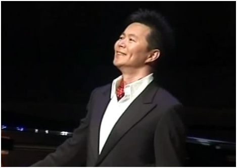 「春晚」4岁丧父，9次登上春晚，母亲放羊养大他，闪婚妻子是熟知的她