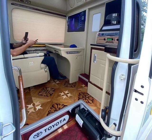 丰田埃尔法|2021款丰田考斯特曝光：8缸动力+9座，新款埃尔法造型真霸气！