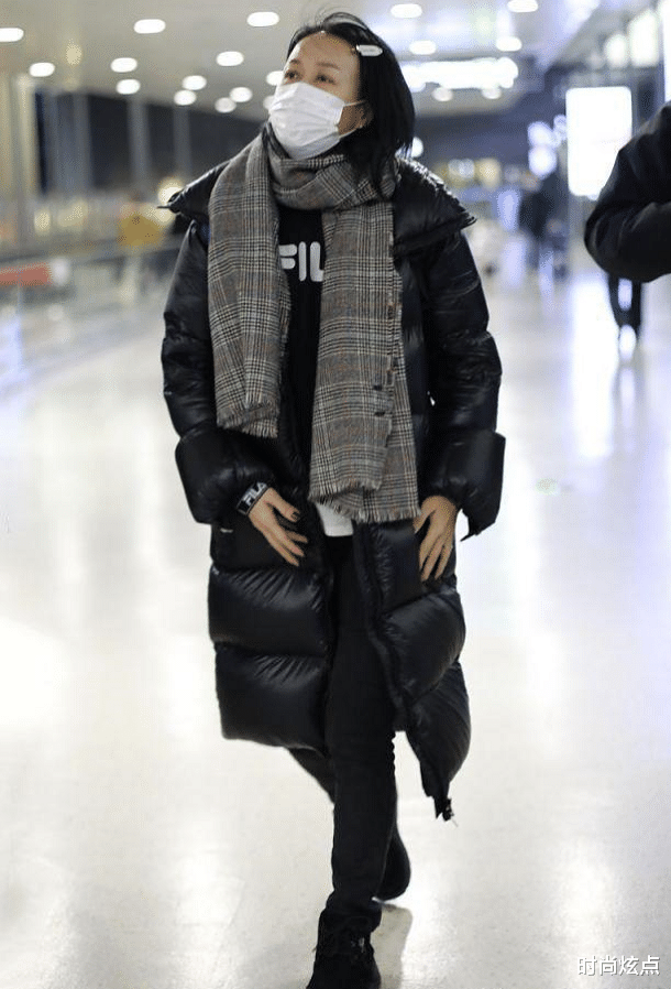 杨钰莹|那英的造型臃肿又土味，身穿羽绒服配牛仔裤，却因发型被嘲装嫩