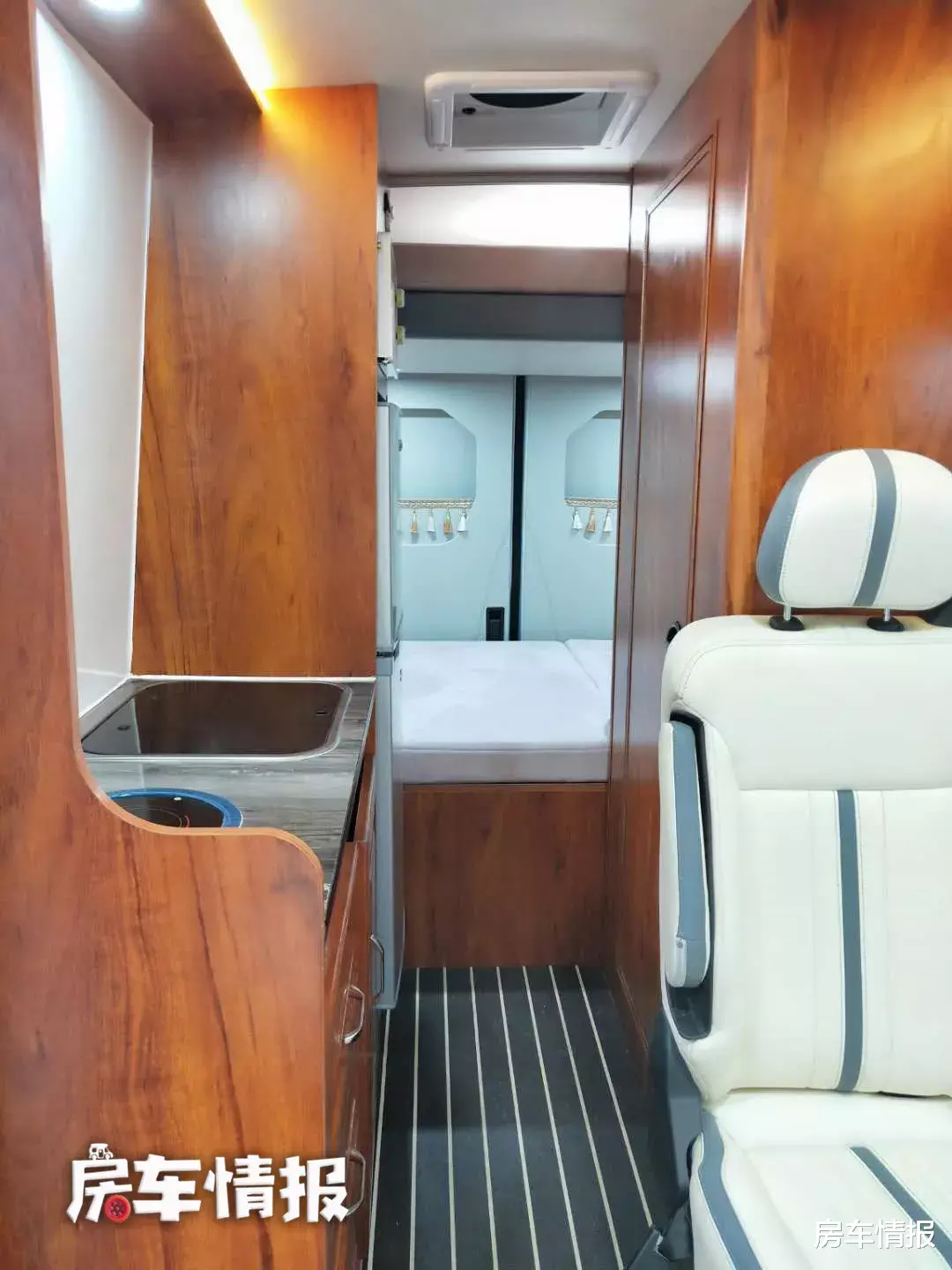 房车|不到30万就能买V90房车!2.0T+6AT水电配置够大,有电动床能睡4口