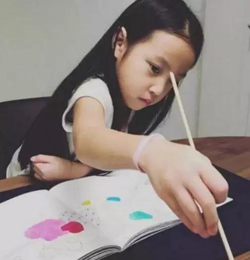 「赵薇」赵薇7岁女儿和李湘8岁女儿,差距一目了然,输的好惨