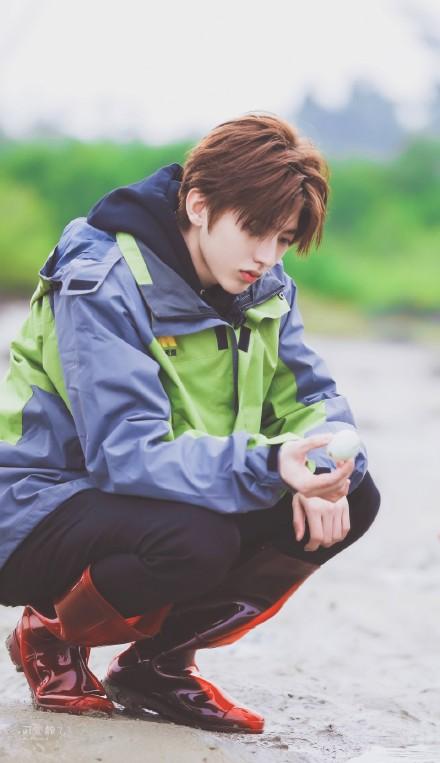 向往的生活■《向往的生活》和《奔跑吧》同时官宣,两个节目的差距在于蔡徐坤