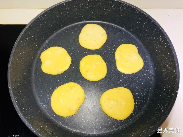 「香蕉」早餐~牛奶鸡蛋这样做,孩子抢着吃,香甜柔软又营养,五分钟上桌