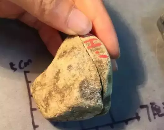 翡翠▲随手1200买着玩的翡翠原石，切开不尽人意，结局却惊艳四座！