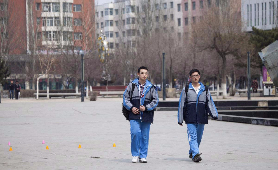 江淮汽车@学校防止学生早恋特制奇葩校服，网友：校长不愧是校长