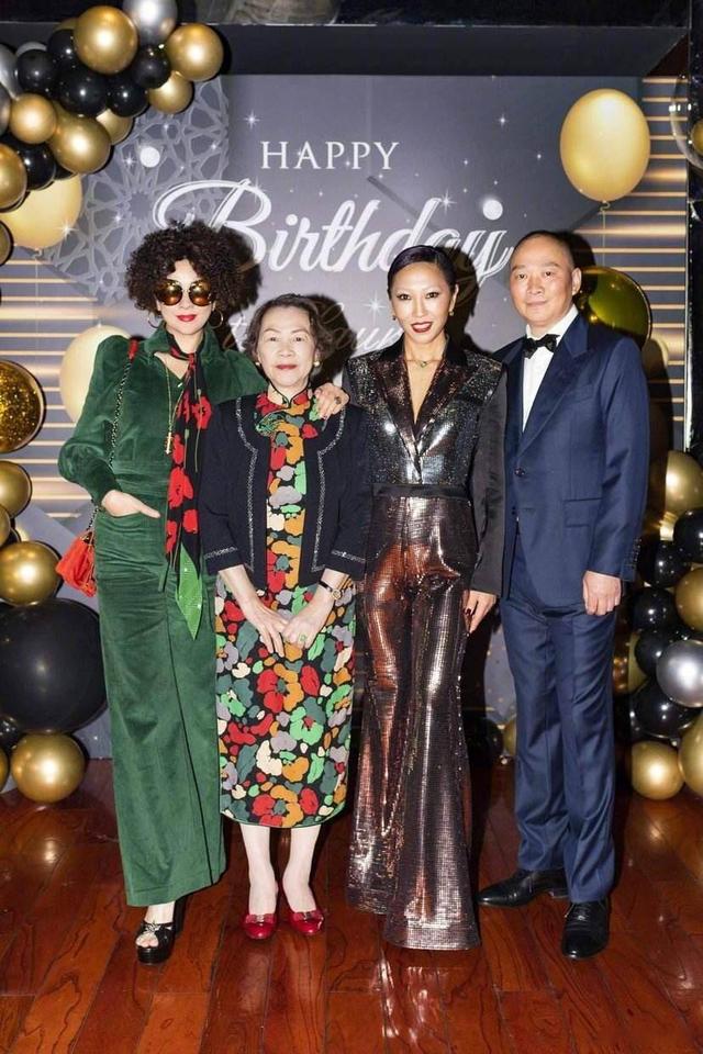 西装|55岁刘嘉玲真自信，挑战爆炸头配绿色套装，大妈丝巾都戴出高级感