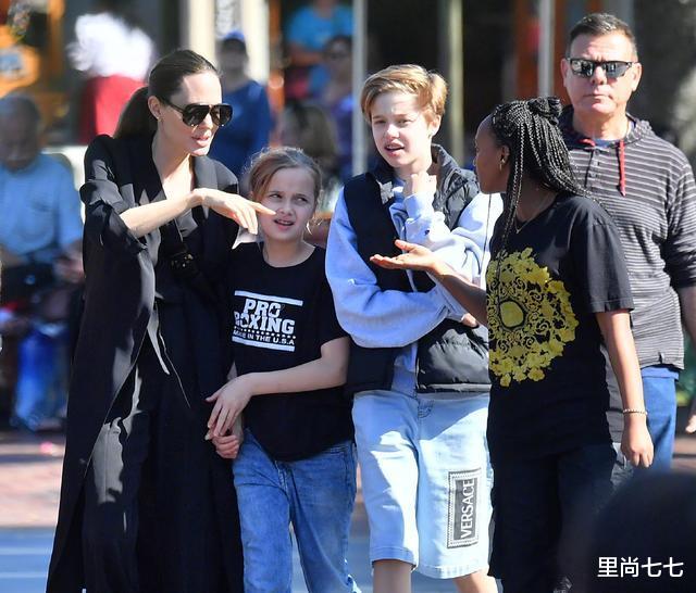 穿衣搭配|金巧巧这是要干嘛？自己留长发却给女儿剃寸头，穿裙子也像小男孩