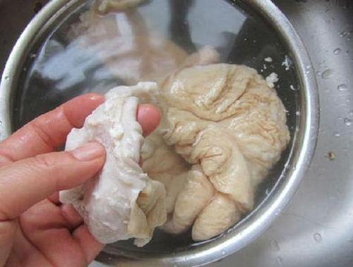 #面粉#猪大肠别再用盐洗了！屠夫教你一妙招，5分钟就能自动去腥除臭！