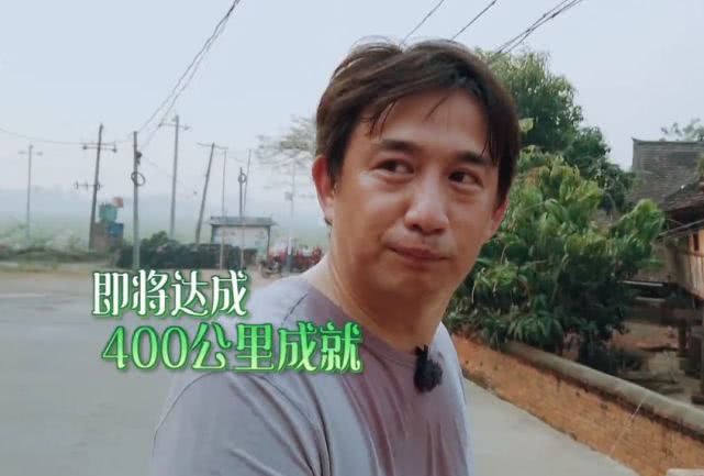 「黄磊」《向往4》黄磊路过小卖部,货架商品曝光,有没有剧本一目了然