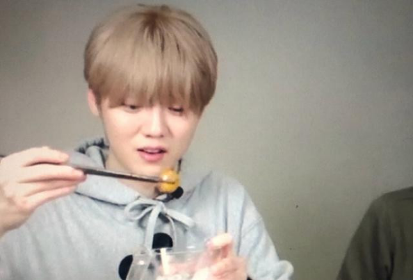 「鹿晗」鹿晗遭中国著名作家批评：三个月之内减掉刘海，不然将被逐出娱乐圈