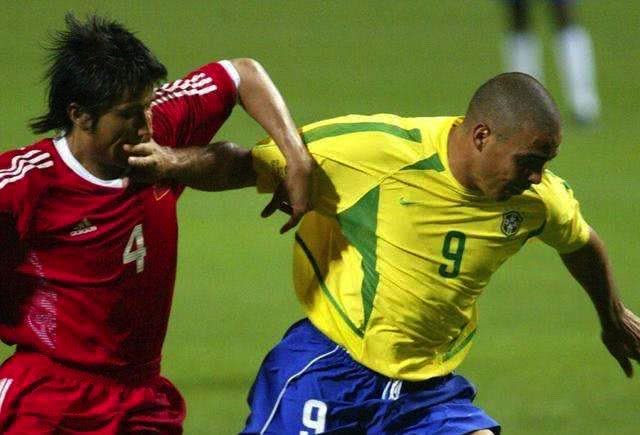 「世界杯」亚足联官方道贺！中国第1左后卫迎45岁生日，世界杯单防大罗成经典