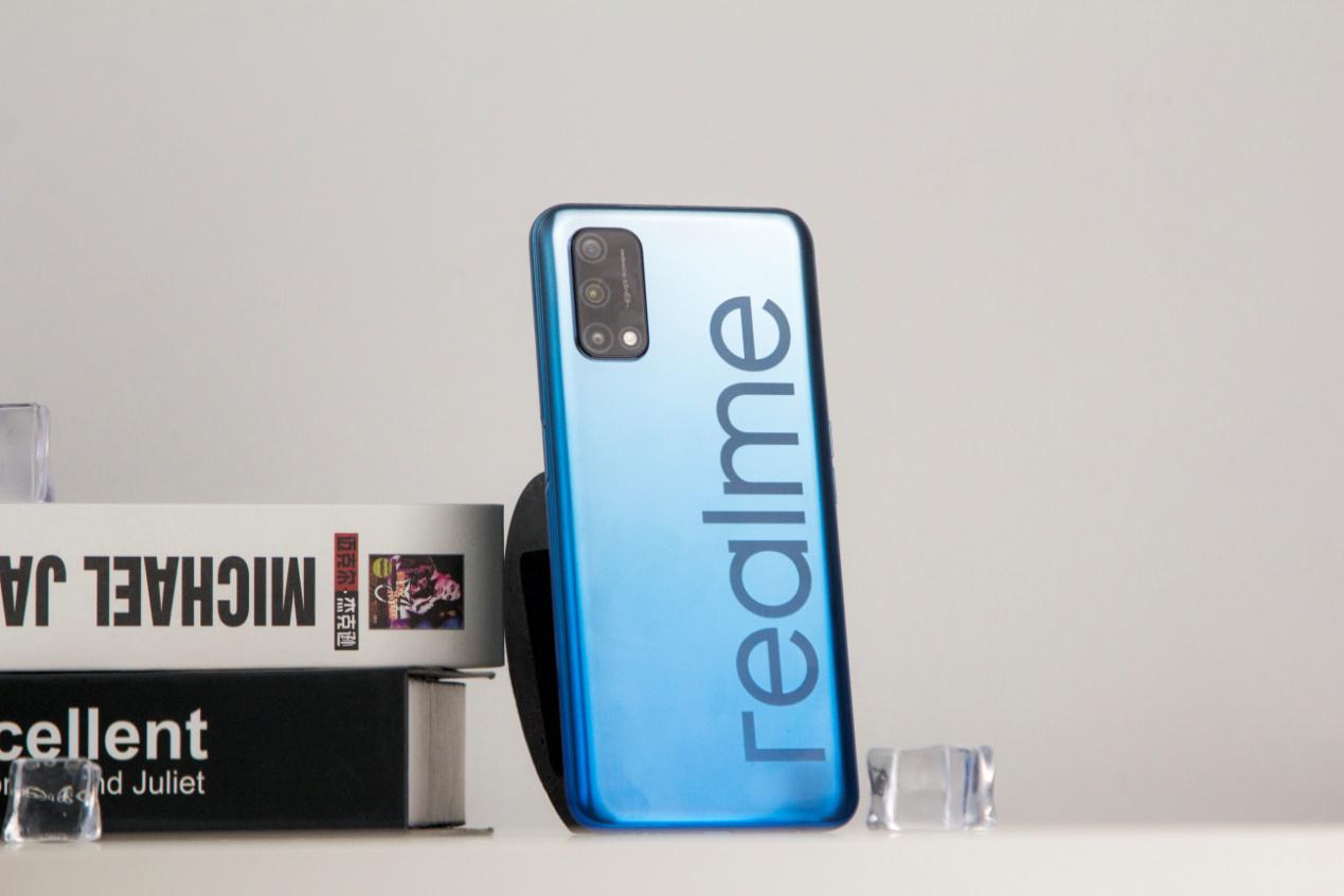 realme q|高端手机配置再次下放，realme Q2越级体验，快充长续航是重点