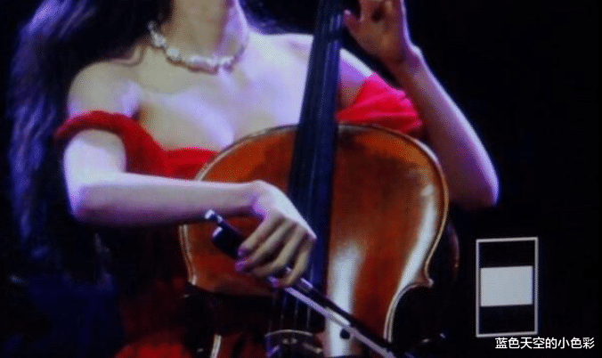 『周玲安』欧阳娜娜音乐高材生，音乐会中肩带滑落，好身材美的让人挪不开眼