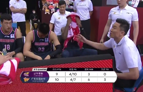 杜锋|太狠了！杜锋叫暂停怒骂弟子是废物，敢跟裁判呛火：你会打篮球
