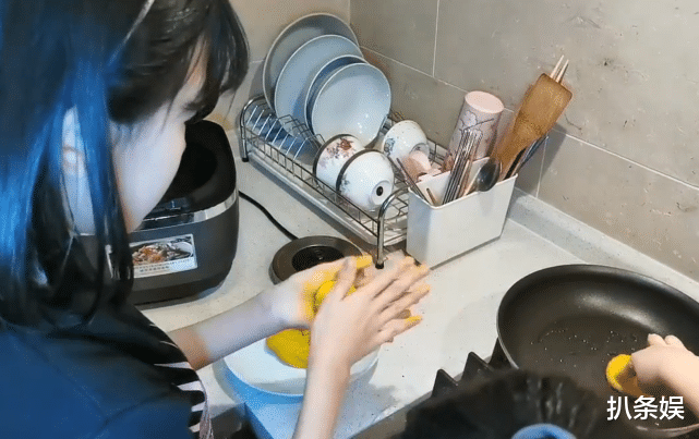 陆毅两个女儿下厨做饭,8岁小叶子徒手烙饼,动作熟练超能干