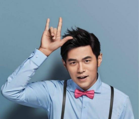 周杰伦|歌手周杰伦从服务员到乐坛天王的蜕变逆袭，靠己靠妈妈买的钢琴！