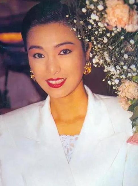 黄蓉|她是“第一代黄蓉”，成龙苦追8年，与男友相守20多年欲办冥婚