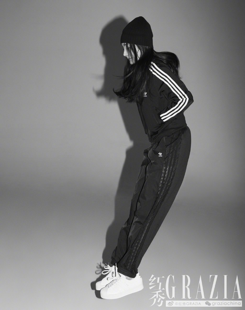 杨幂▲“杂志女王”杨幂回归，慵懒卷发配上挑眼线，太像狐狸了！