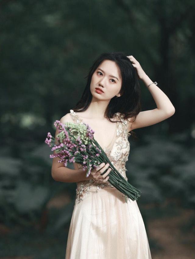 连衣裙|美女穿“V领连衣裙”秀身材，解决胯宽腿粗的问题，充满青春活力