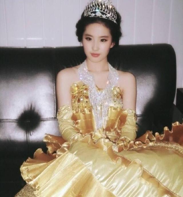 金鹰女神|金鹰女神颜值比拼，无论是赵丽颖还是热巴，颜值都输给了第一届