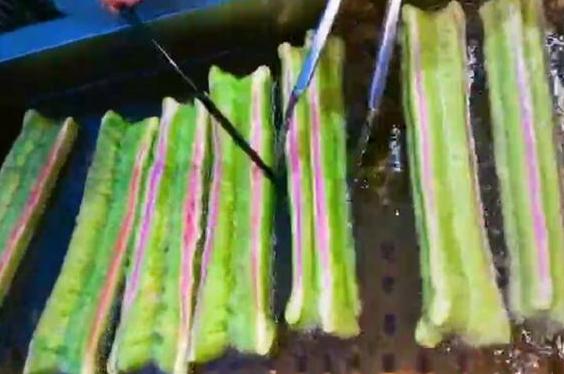 摆摊|大妈摆摊卖油条，5元一根，刚出锅就抢完了，吃完不想吃第二根