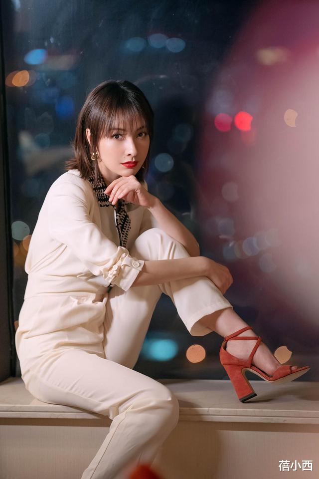 [阔腿裤]吴昕在国外也太会穿了吧！黑色衬衫配阔腿裤，只因剪了短发美翻了