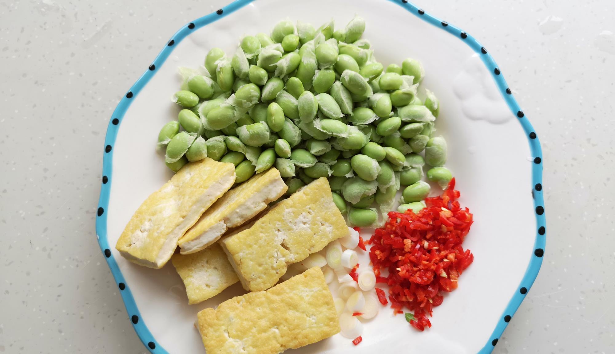 豆腐@5月的当家菜，钙铁含量都很高，简单一炒味道极鲜，最适合孩子