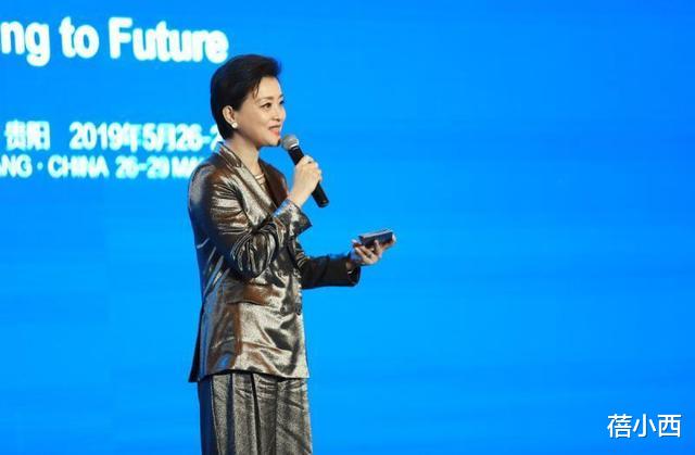 西装@杨澜从不赶时髦，认真穿西装配阔腿裤亮相，配短发已成优雅的代表