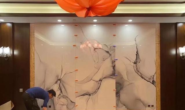 结婚|电视背景墙如何贴大砖？先在墙上安装欧松板，大砖怎么贴才牢固？