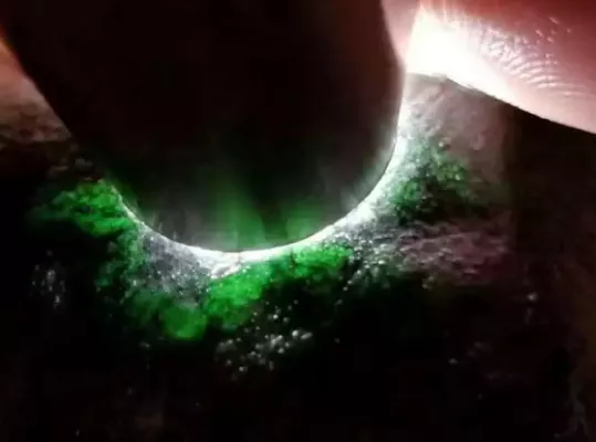 橄榄核|切涨的木那翡翠原石，看着都流口水，太棒了！