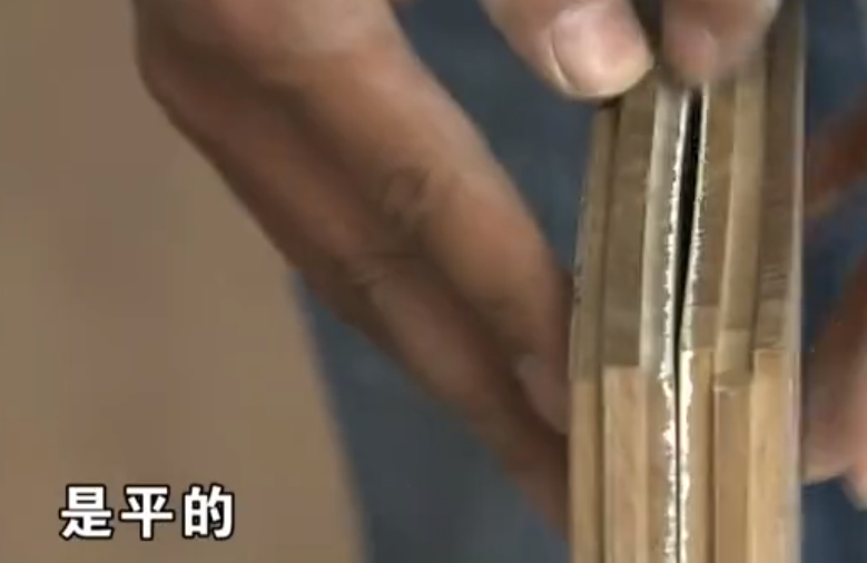 |花7万多买的地板变“瓦片状”,吴先生找到商家,对方反说遭恐吓