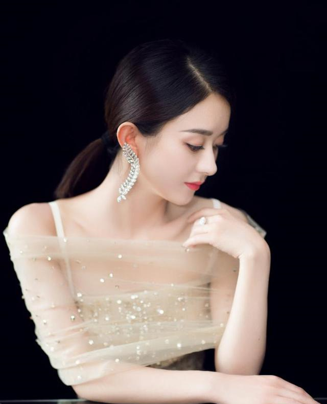 赵丽颖|赵丽颖由“小赵”向“赵姐”转型，她能否成为85花的顶梁柱？