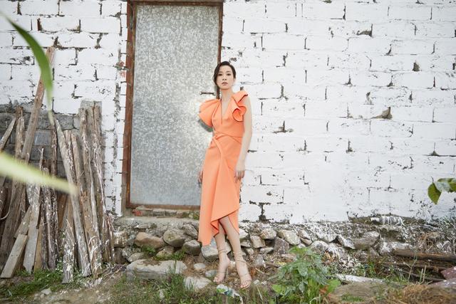 短发|佘诗曼的短发英气十足，虽然穿着女人味十足的纱裙，但还是很帅气