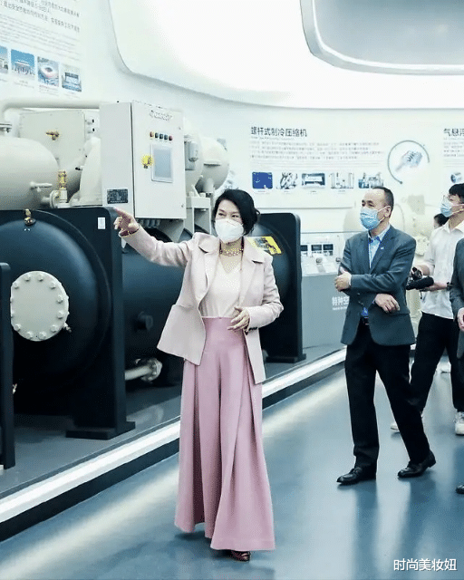 连衣裙：董明珠不愧是企业家，穿刺绣连衣裙配高跟鞋亮相，气场太强大