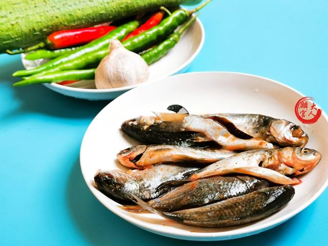 炸鱼▲夏天炸鱼煮鱼都吃腻了咋办?教你新做法,鱼肉软嫩多汁、香浓下饭