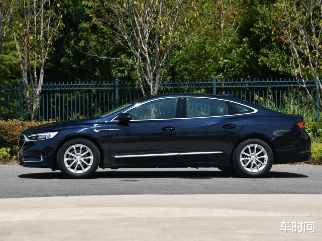 君越|被低估的“实力王”！车长5米比奔驰E还宽，跌破20万，比迈腾漂亮十倍