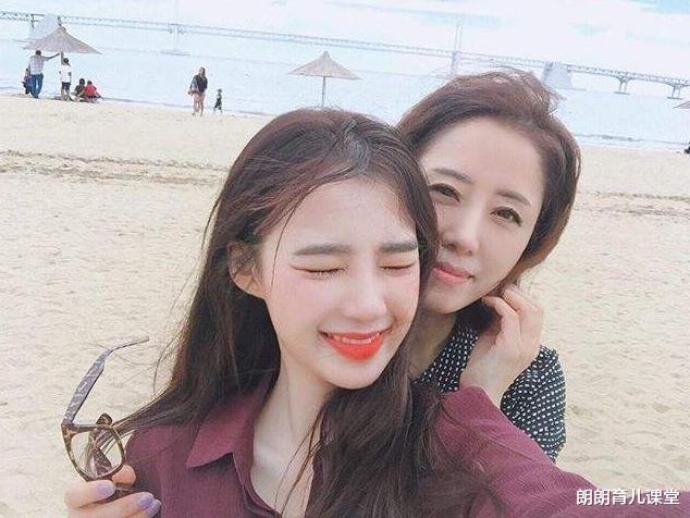 「」“高颜值母女”走红，三人合照像姐妹，网友：拿放大镜都分不清