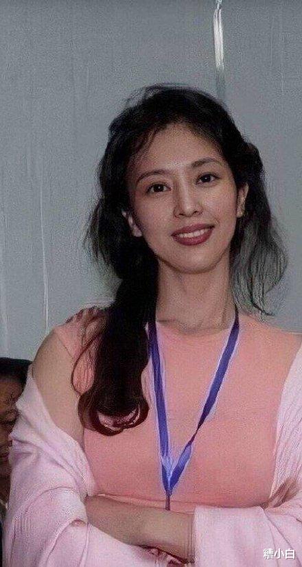 都知道刘亦菲妈妈美,当章泽天妈妈容颜公开,网友:气质不输