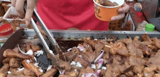 [笨蛋]年轻夫妻卖“暴利”小吃，10元一份，1小时抢光，邻摊：笨蛋才买