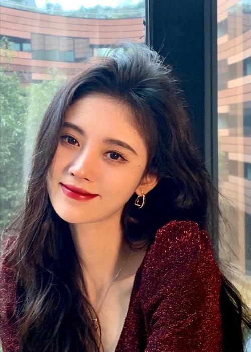 发型|不仅鞠婧祎是月牙脸，原装的刘诗诗也是月牙脸了，减肥太猛的结果