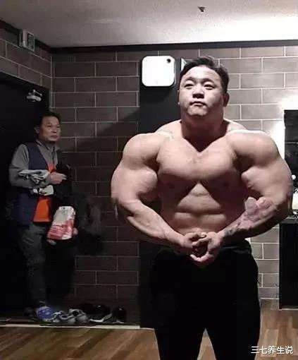 烟雾病■220斤肌肉男只练上身，导致比例失常，上演现实版的“绿巨人”