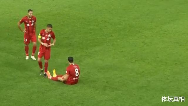 中超|中超第一跑男倒下了！面对恒大伤退离场，此前4场跑了50000多米