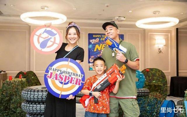 应采儿▲应采儿一家为儿子庆生，大儿子越来越像陈小春，应采儿产后恢复好