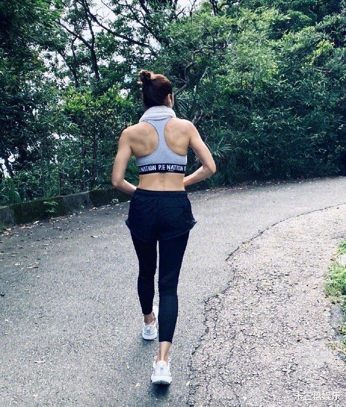 黎姿|香港演员黎姿晒3亿豪宅，9岁被赶出名流家族，46岁她自创10亿豪门