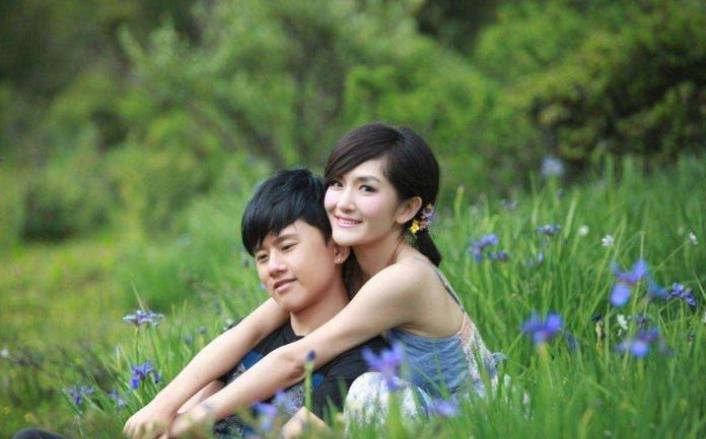 谢娜@她曾是张杰女友，因怒扇谢娜两巴掌淡出圈，如今上台被责骂老太婆